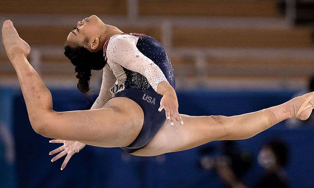 turnen:-simone-biles-ist-“mehr-als-stolz”-ueber-sunisa-lees-mehrkampf-goldene turnen:-simone-biles-ist-“mehr-als-stolz”-ueber-sunisa-lees-mehrkampf-goldene