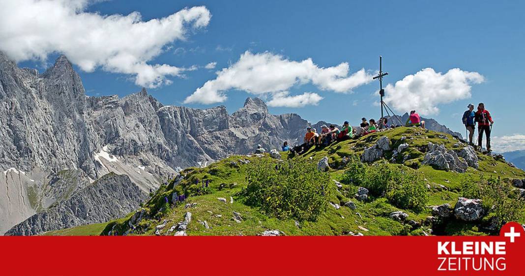 am-roetelstein-auf-augenhoehe-mit-den-suedwaenden-des-dachsteins