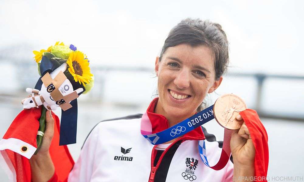 magdalena-lobnig-holt-bronze-im-ruder-einer magdalena-lobnig-holt-bronze-im-ruder-einer