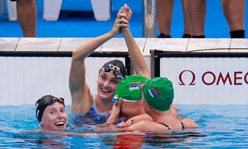 suedafrikanerin-schwimmt-weltrekord-und-wird-von-konkurrentinnen-gefeiert suedafrikanerin-schwimmt-weltrekord-und-wird-von-konkurrentinnen-gefeiert