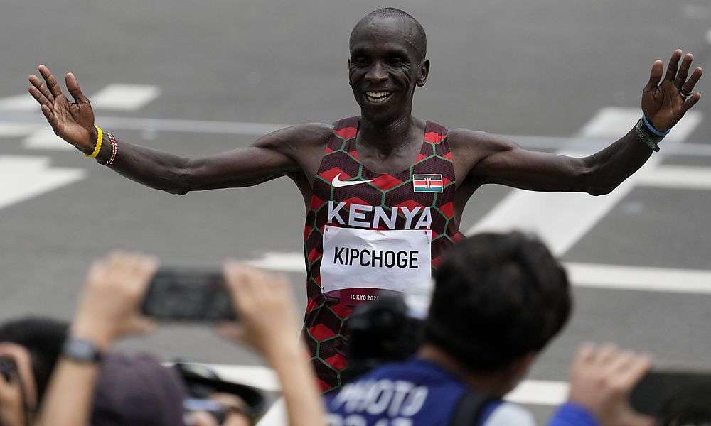 gluecklicher-kipchoge-wiederholt-marathon-triumph gluecklicher-kipchoge-wiederholt-marathon-triumph
