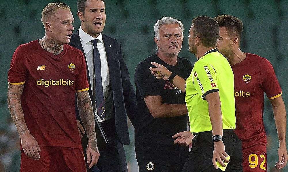 star-trainer-mourinho-rastet-aus-und-sieht-rot star-trainer-mourinho-rastet-aus-und-sieht-rot