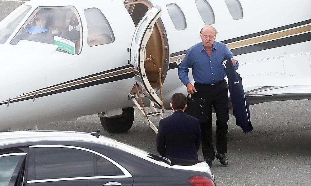 milan-praesident-scaroni-mit-privatjet-gelandet milan-praesident-scaroni-mit-privatjet-gelandet