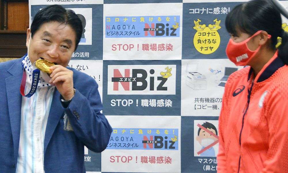 buergermeister-biss-gold:-japanerin-bekommt-neue-medaille buergermeister-biss-gold:-japanerin-bekommt-neue-medaille