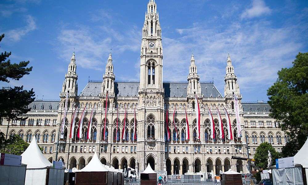 wiener-rathaus-erstrahlt-im-vorfeld-der-paralympics-in-violett wiener-rathaus-erstrahlt-im-vorfeld-der-paralympics-in-violett