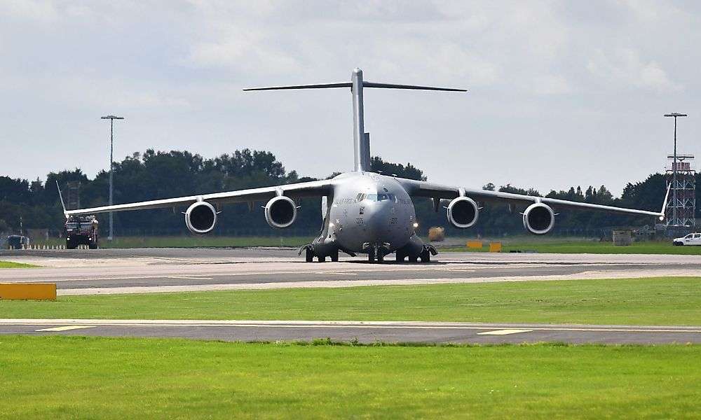 afghanischer-fussball-nationalspieler-starb-bei-sturz-von-flugzeug afghanischer-fussball-nationalspieler-starb-bei-sturz-von-flugzeug