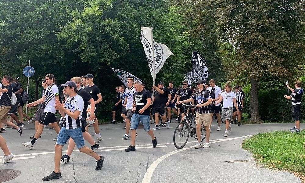 der-lange-marsch-ins-stadion-samt-rettungsgasse-der-sturm-fans der-lange-marsch-ins-stadion-samt-rettungsgasse-der-sturm-fans