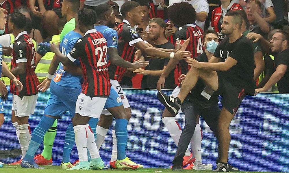 spielabbruch-in-nizza-nach-tumulten-und-platzsturm spielabbruch-in-nizza-nach-tumulten-und-platzsturm
