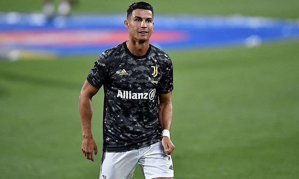 st.-poeltens-fussbalerinnen-posierten-mit-cristiano-ronaldo st.-poeltens-fussbalerinnen-posierten-mit-cristiano-ronaldo