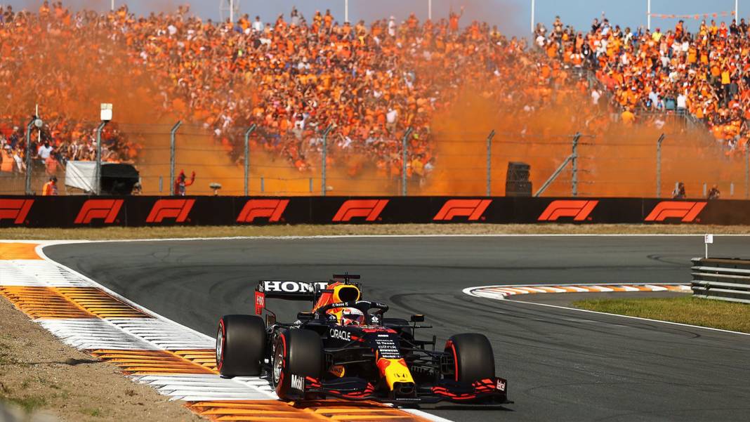 max-verstappen-setzt-sich-mit-traumstart-ab