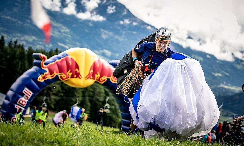 paragleit-sensation-in-lienz!-paragleiter-maurer-holt-ueber-eine-minute-auf-guschlbauer-auf,-red-bull-fuehrt-trotzdem paragleit-sensation-in-lienz!-paragleiter-maurer-holt-ueber-eine-minute-auf-guschlbauer-auf,-red-bull-fuehrt-trotzdem