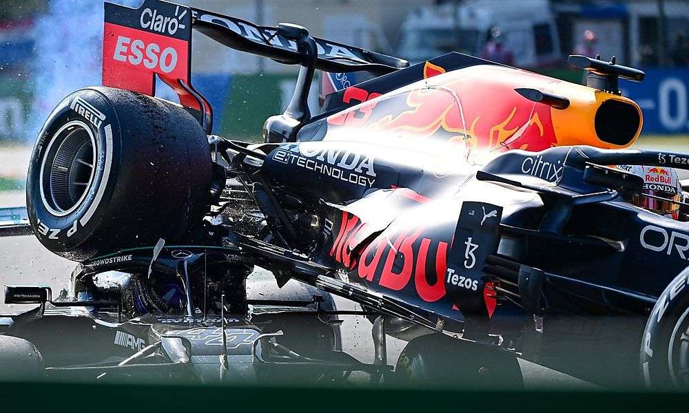 max-verstappen-und-lewis-hamilton-crashen-in-der-ersten-kurve max-verstappen-und-lewis-hamilton-crashen-in-der-ersten-kurve