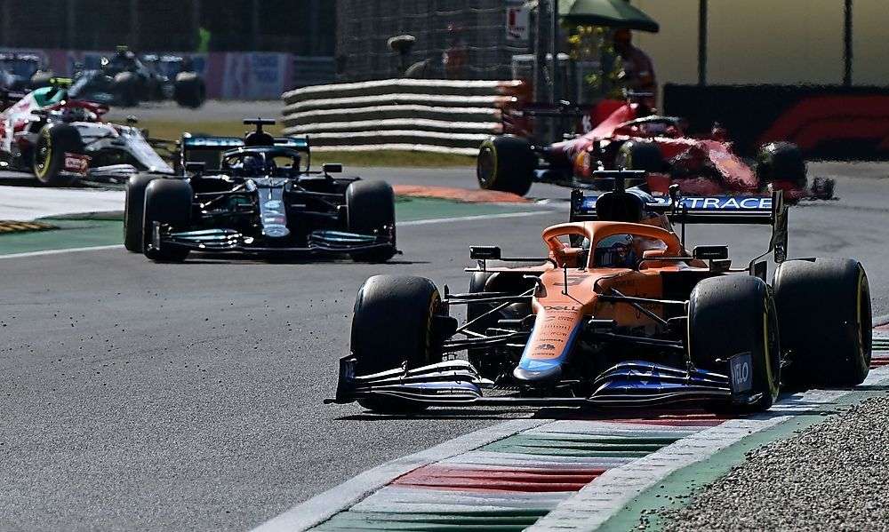 nach-verstappens-crash-mit-hamilton-fuehrt-ricciardo-vor-norris nach-verstappens-crash-mit-hamilton-fuehrt-ricciardo-vor-norris