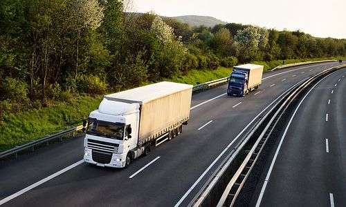 tausende-lkw-fahrer-fehlen,-auftraege-in-der-warteschleife tausende-lkw-fahrer-fehlen,-auftraege-in-der-warteschleife