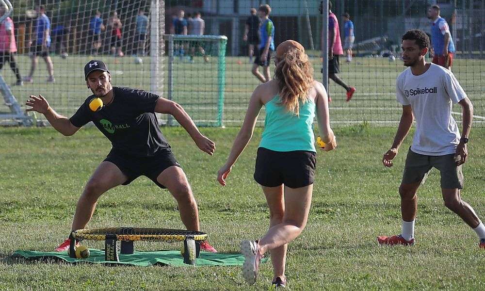 roundnet-im-stadion-eggenberg:-wo-man-um-das-trampolin-herumhuepft roundnet-im-stadion-eggenberg:-wo-man-um-das-trampolin-herumhuepft