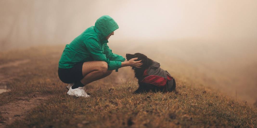 kolumne:-"so-laeuft-es"-–-als-ich-beim-laufen-ins-gewitter-komme,-lerne-ich,-was-echte-naehe-bedeutet kolumne:-"so-laeuft-es"-–-als-ich-beim-laufen-ins-gewitter-komme,-lerne-ich,-was-echte-naehe-bedeutet