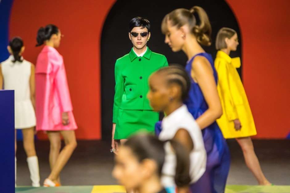 modewoche-in-paris:-der-naechste-sommer-wird-wasserblau modewoche-in-paris:-der-naechste-sommer-wird-wasserblau