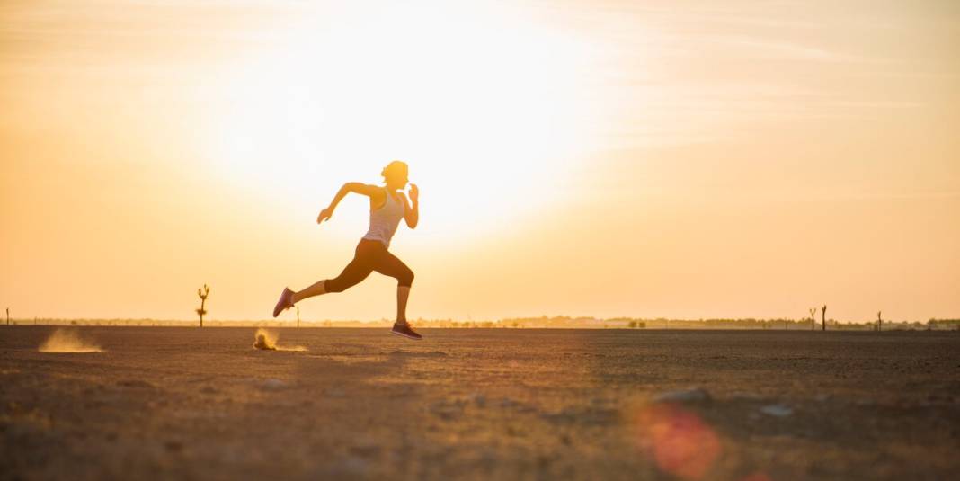 kolumne:-"so-laeuft-es"-–-zu-heiss-zum-laufen?-5-tipps-fuer-sportler,-wenn-draussen-der-asphalt-glueht kolumne:-"so-laeuft-es"-–-zu-heiss-zum-laufen?-5-tipps-fuer-sportler,-wenn-draussen-der-asphalt-glueht