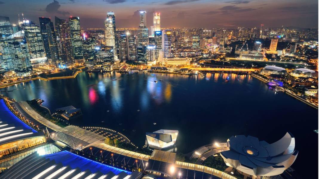 sonnenauf-und-untergang-in-einer-minute:-lichterspiel-auf-glasfassaden:-so-glitzert-singapurs-skyline-in-der-daemmerung sonnenauf-und-untergang-in-einer-minute:-lichterspiel-auf-glasfassaden:-so-glitzert-singapurs-skyline-in-der-daemmerung