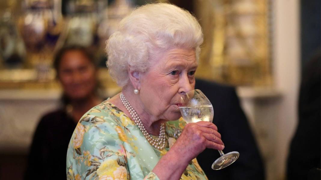 queen-elizabeth:-geheimer-tunnel-unter-palast-fuehrt-zu-cocktailbar queen-elizabeth:-geheimer-tunnel-unter-palast-fuehrt-zu-cocktailbar