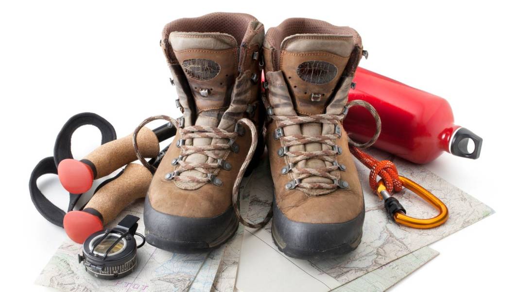 zwischen-berg-und-tal:-die-wanderausruestung:-das-sind-die-wichtigsten-basics-fuer-outdoor-aktivitaeten