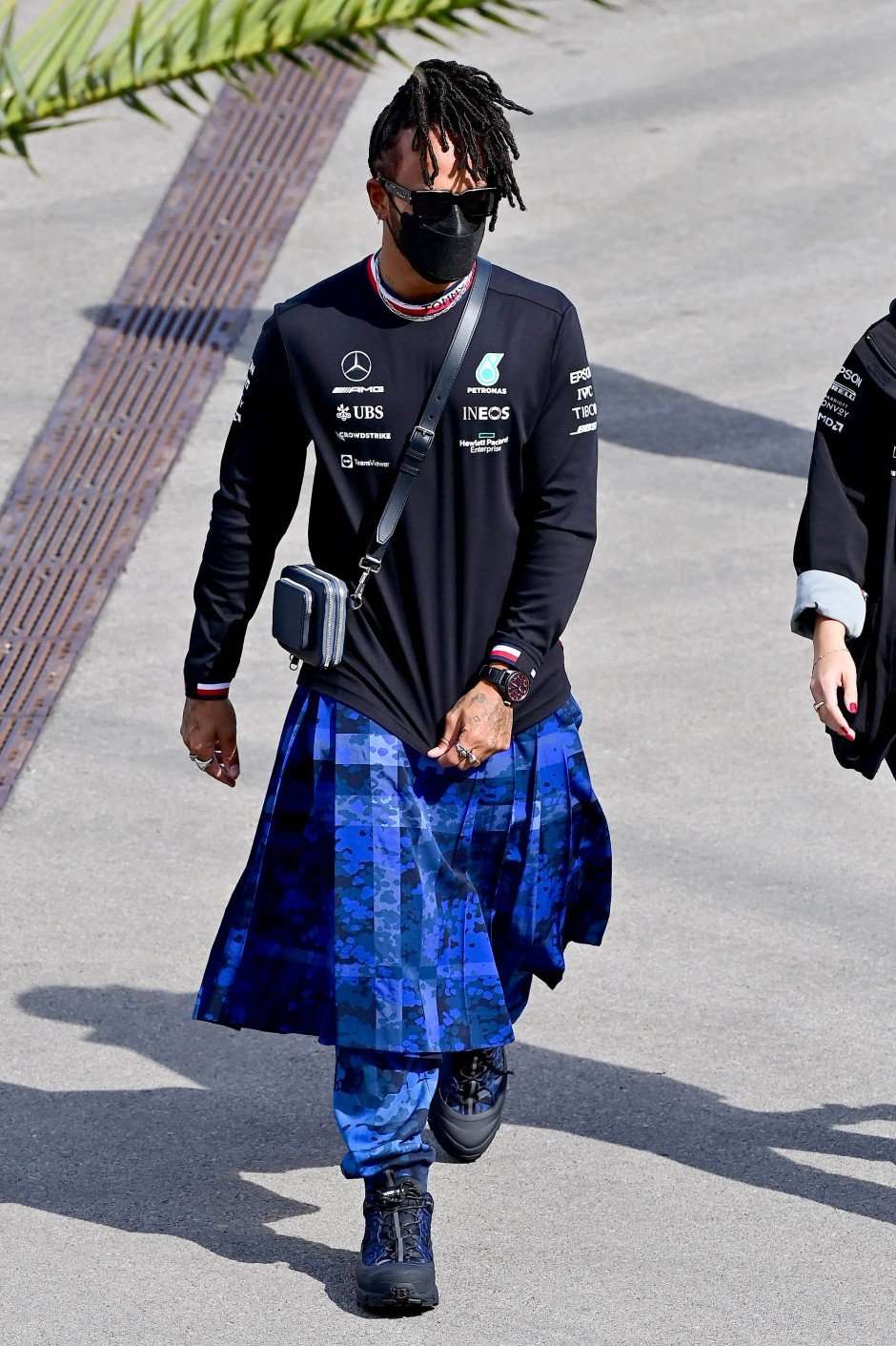 lewis-hamilton-traegt-einen-rock-auf-der-rennstrecke lewis-hamilton-traegt-einen-rock-auf-der-rennstrecke