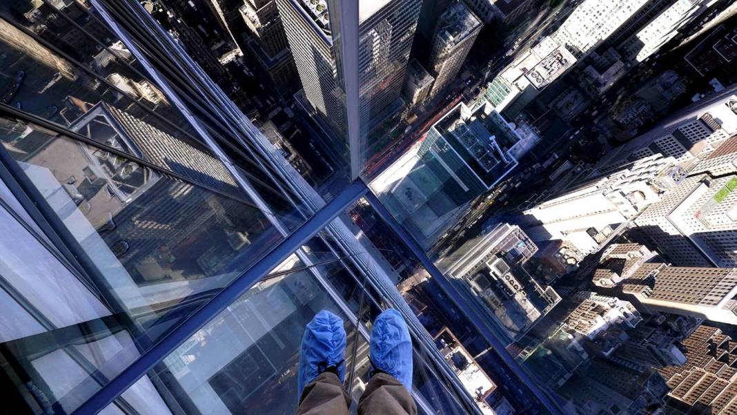 optische-taeuschungen:-riesige-glasboeden-und-xxl-spiegel:-new-yorker-aussichtsplattform-sorgt-fuer-staunen