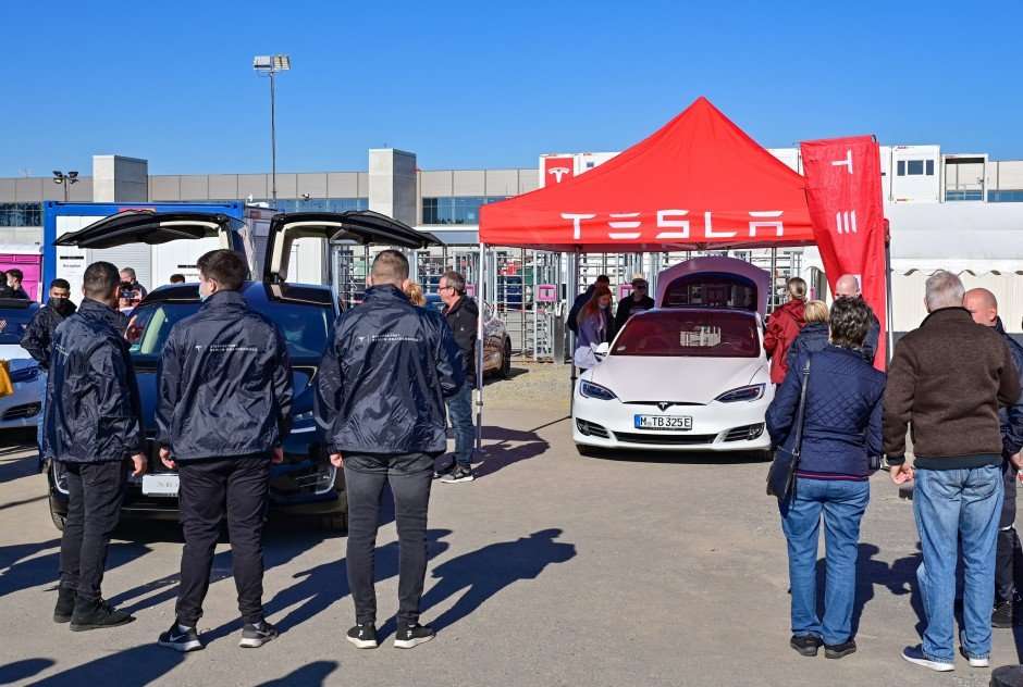 tag-der-offenen-tuer-in-tesla-fabrik-in-gruenheide tag-der-offenen-tuer-in-tesla-fabrik-in-gruenheide