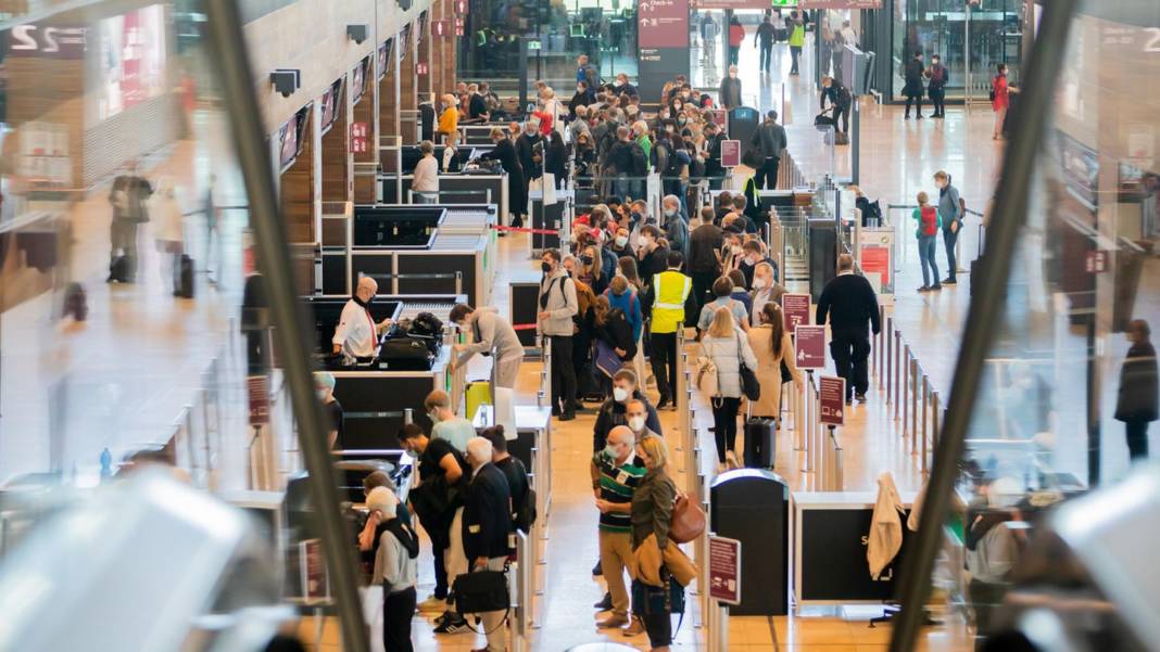 grosse-probleme-am-ber:-schlangen-und-verpasste-fluege:-herbstferien-starten-mit-chaos-an-den-flughaefen grosse-probleme-am-ber:-schlangen-und-verpasste-fluege:-herbstferien-starten-mit-chaos-an-den-flughaefen