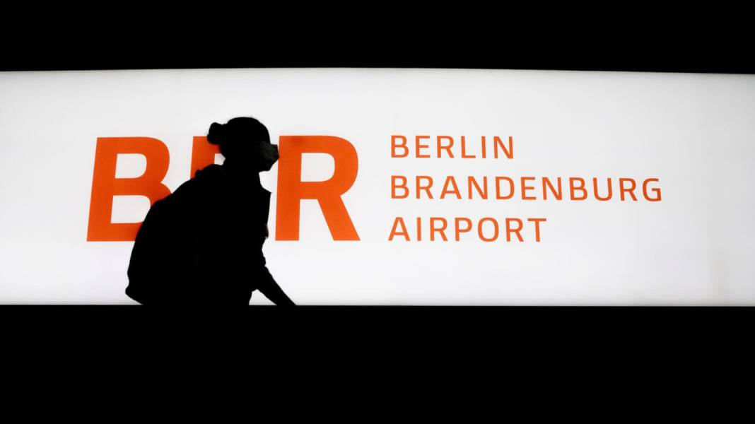 nach-reise-chaos:-lufthansa-empfiehlt-passagieren,-vier-stunden-vor-abflug-am-ber-zu-sein nach-reise-chaos:-lufthansa-empfiehlt-passagieren,-vier-stunden-vor-abflug-am-ber-zu-sein