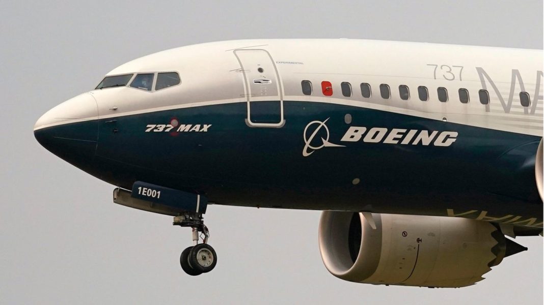 nach-zwei-abstuerzen-mit-346-toten:-boeing-testpilot-der-737-max-angeklagt-–-ihm-drohen-bis-zu-100-jahre-haft nach-zwei-abstuerzen-mit-346-toten:-boeing-testpilot-der-737-max-angeklagt-–-ihm-drohen-bis-zu-100-jahre-haft