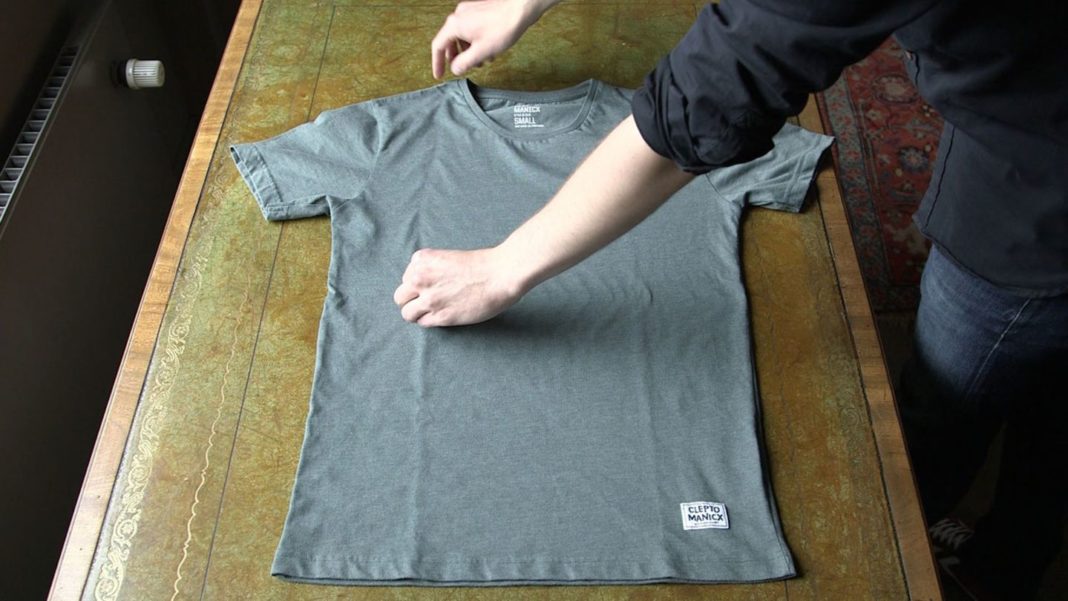 “life-hacks”:-so-legen-sie-ein-shirt-in-drei-sekunden-zusammen “life-hacks”:-so-legen-sie-ein-shirt-in-drei-sekunden-zusammen