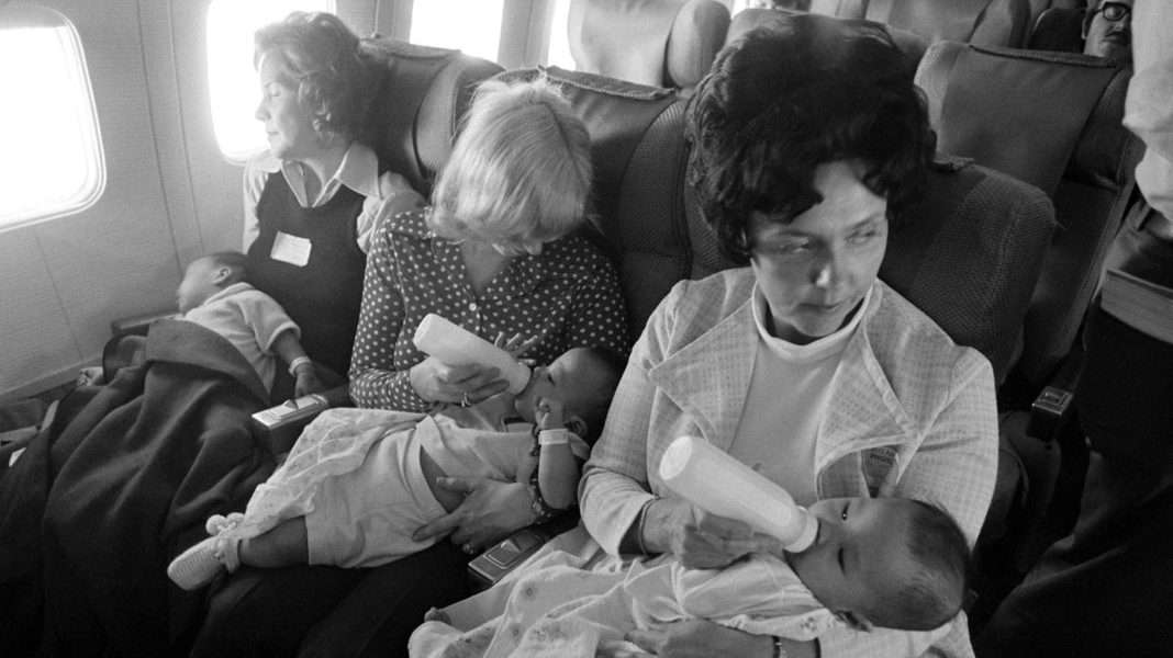 operation-babylift-1975:-vietnamesische-waisenkinder-werden-ausgeflogen operation-babylift-1975:-vietnamesische-waisenkinder-werden-ausgeflogen