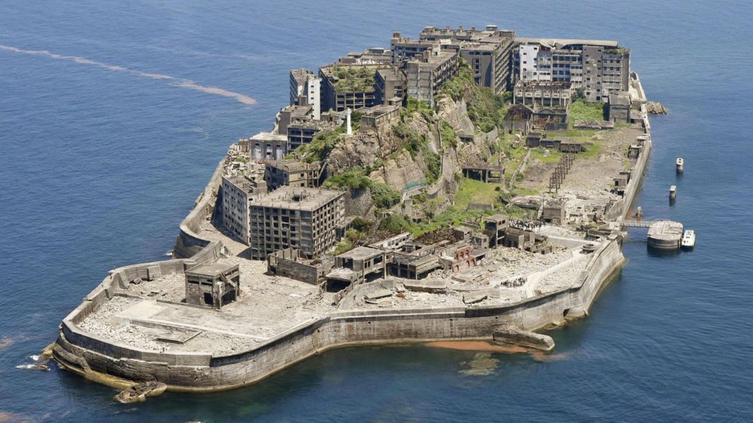 lost-places:-“hashima-island”:-japans-verlassene-insel,-auf-der-endzeitstimmung-herrscht lost-places:-“hashima-island”:-japans-verlassene-insel,-auf-der-endzeitstimmung-herrscht