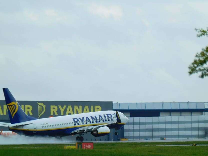 stansted:-ryanair-beschaedigt-boeing-737-800-vor-wartungshangar stansted:-ryanair-beschaedigt-boeing-737-800-vor-wartungshangar