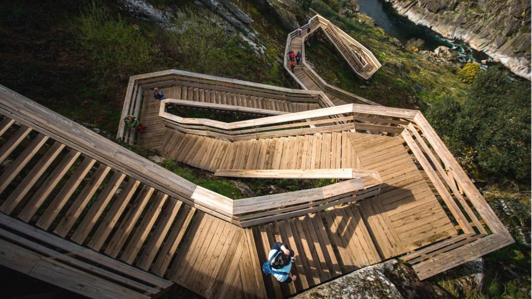 paiva-walkways-in-portugal:-nervenkitzel-fuer-wanderer:-auf-der-himmelsleiter-ueber-dem-abgrund paiva-walkways-in-portugal:-nervenkitzel-fuer-wanderer:-auf-der-himmelsleiter-ueber-dem-abgrund