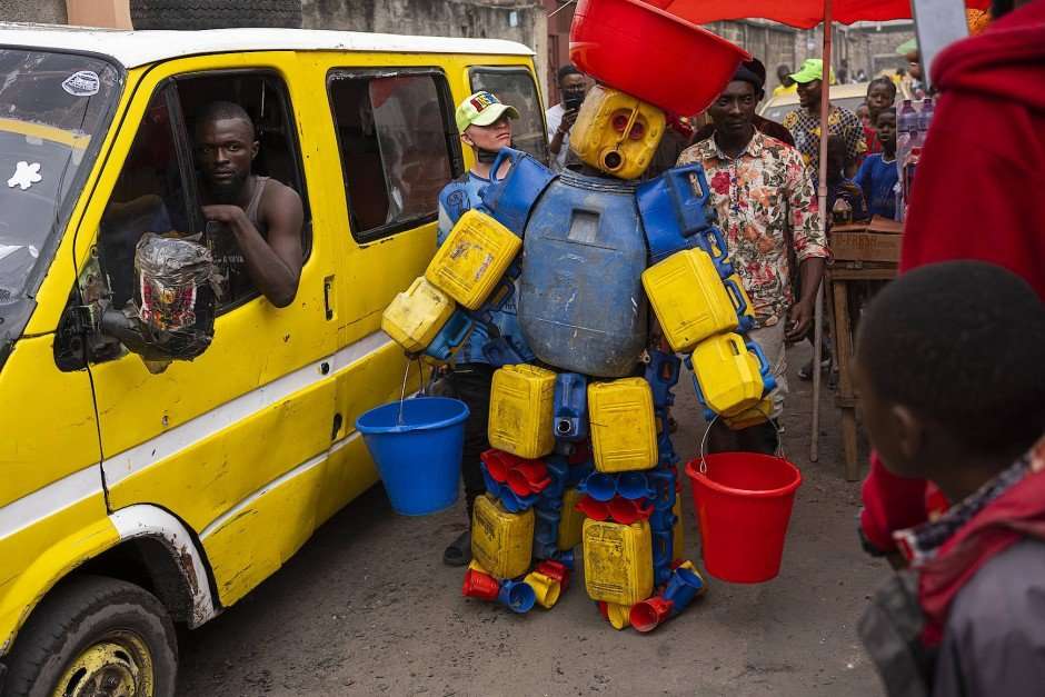 diese-kuenstler-aus-kinshasa-setzen-oekologische,-soziale-und-kulturelle-probleme-in-szene diese-kuenstler-aus-kinshasa-setzen-oekologische,-soziale-und-kulturelle-probleme-in-szene