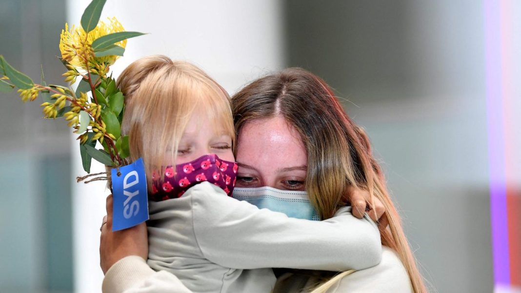 wiedersehen-nach-20-monaten:-grenzoeffnung-in-australien:-umarmungen-und-kuesse-am-airport