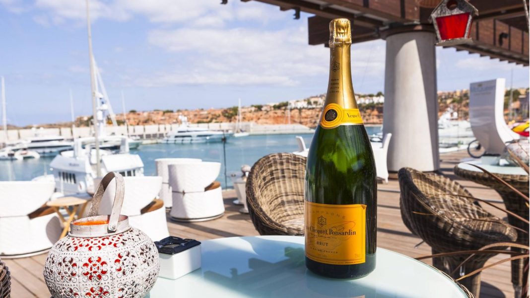 imagewandel-einer-insel:-mit-der-rolex-am-ballermann:-der-luxustourismus-boomt-auf-mallorca imagewandel-einer-insel:-mit-der-rolex-am-ballermann:-der-luxustourismus-boomt-auf-mallorca