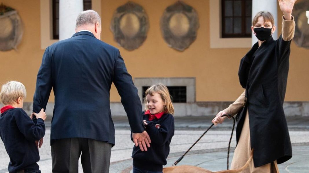 fuerst-albert-+-fuerstin-charlene:-jacques-und-gabriella-lernen-neues-familienmitglied-kennen fuerst-albert-+-fuerstin-charlene:-jacques-und-gabriella-lernen-neues-familienmitglied-kennen