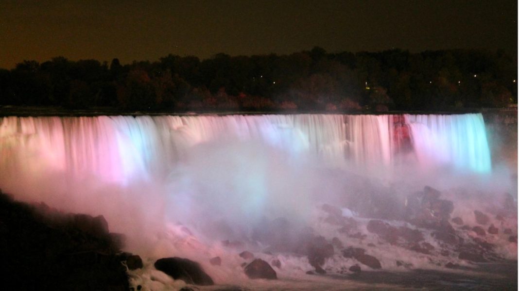 spektakulaeres-naturwunder:-so-bunt-erstrahlen-die-niagarafaelle-bei-nacht spektakulaeres-naturwunder:-so-bunt-erstrahlen-die-niagarafaelle-bei-nacht