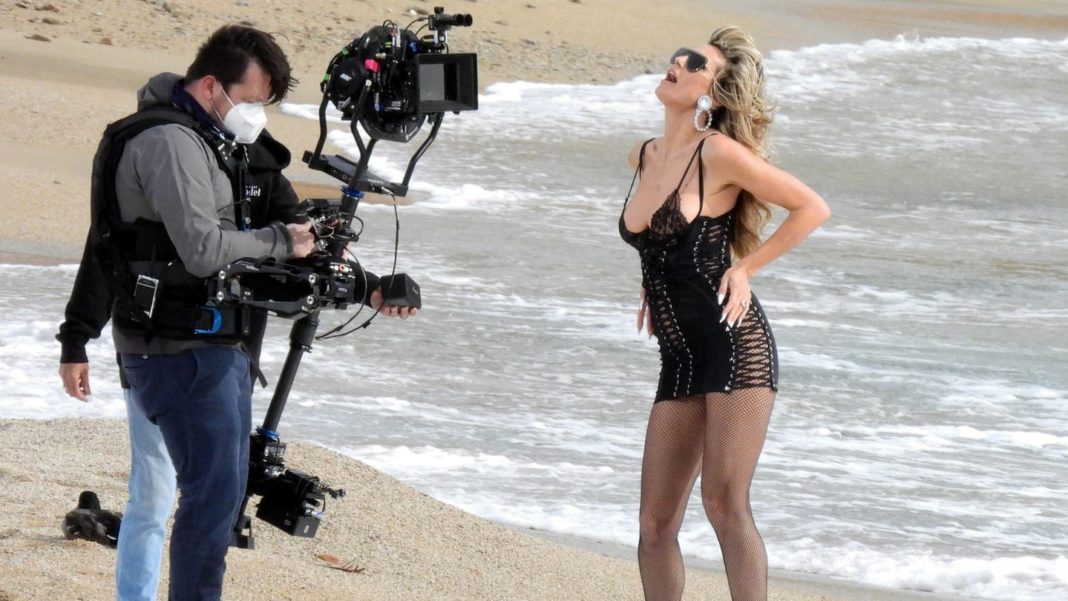 heidi-klum:-heidi-klum-zeigt-ihren-“gntm”-girls,-wer-die-hosen-(nicht)-anhat
