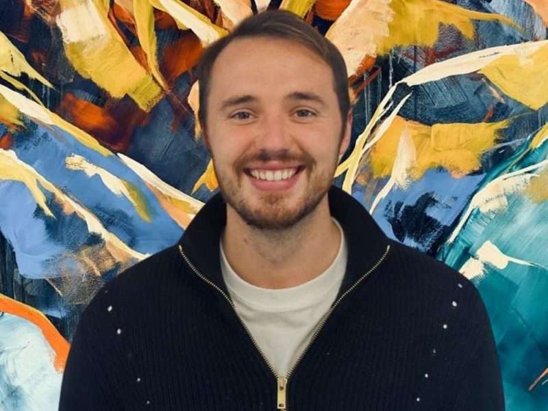 dieser-mann-fuehrte-mit-21-jahren-ein-millionen-startup:-der-leistungsdruck-machte-ihn-zum-alkoholiker dieser-mann-fuehrte-mit-21-jahren-ein-millionen-startup:-der-leistungsdruck-machte-ihn-zum-alkoholiker