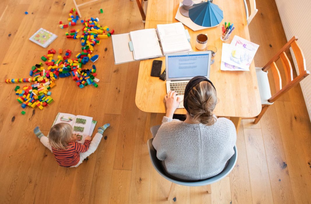 falsches-sitzen-im-homeoffice:-immer-mehr-leiden-an-rueckenschmerzen
