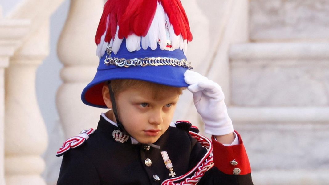nationalfeiertag-in-monaco:-das-fuerstentum-feiert-—-und-fast-alle-haben-nur-augen-fuer-die-suessen-kinder