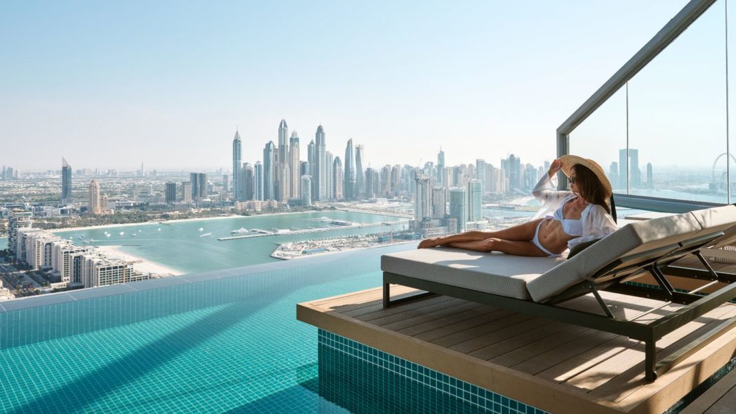 aura-skypool:-in-200-metern-hoehe-schwimmen-und-chillen:-das-ist-der-coolste-hotelpool-von-dubai aura-skypool:-in-200-metern-hoehe-schwimmen-und-chillen:-das-ist-der-coolste-hotelpool-von-dubai