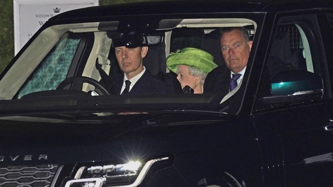 queen-elizabeth:-gesichtet!-sie-besucht-royale-doppeltaufe-ihrer-urenkel