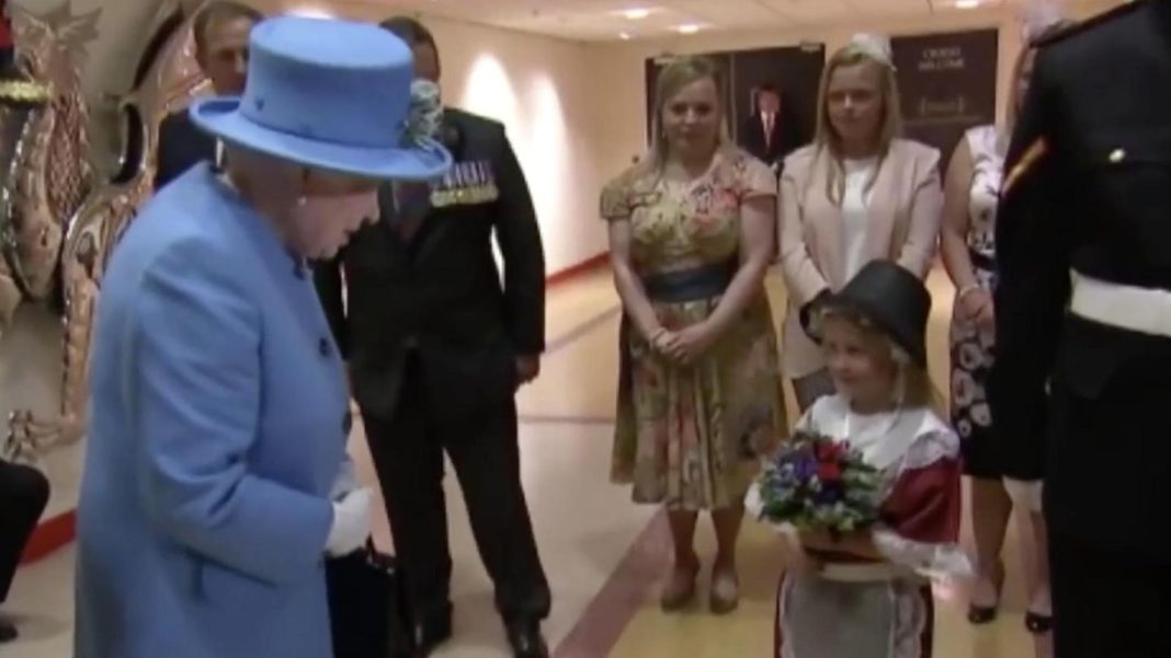 virales-video:-queen-elizabeth:-maedchen-ueberreicht-ihr-blumen-–-ploetzlich-holt-ein-soldat-aus