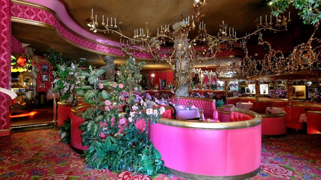 der-alptraum-jedes-designers:-mehr-kitsch-geht-nicht-–-willkommen-im-verruecktesten-hotel-kaliforniens