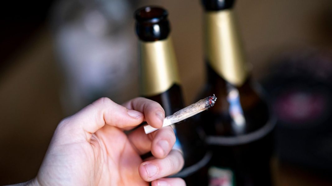 gesundheitscheck:-alkohol-oder-kiffen-–-was-ist-schlimmer? gesundheitscheck:-alkohol-oder-kiffen-–-was-ist-schlimmer?